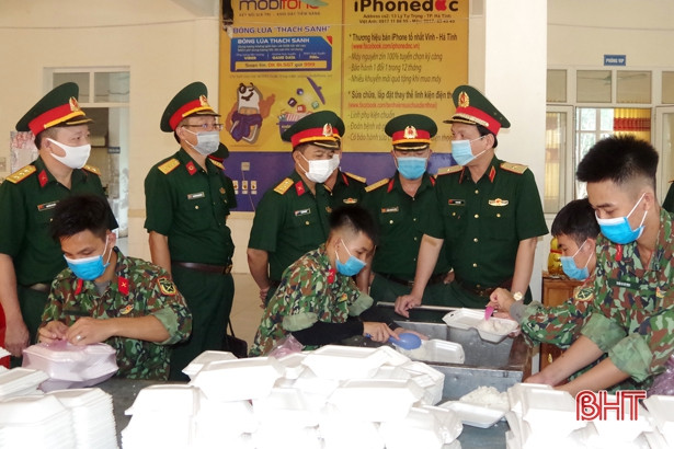 Phó Tư lệnh Quân khu 4 trao quà hỗ trợ cán bộ, sỹ quan Lào đang cách ly tại Hà Tĩnh