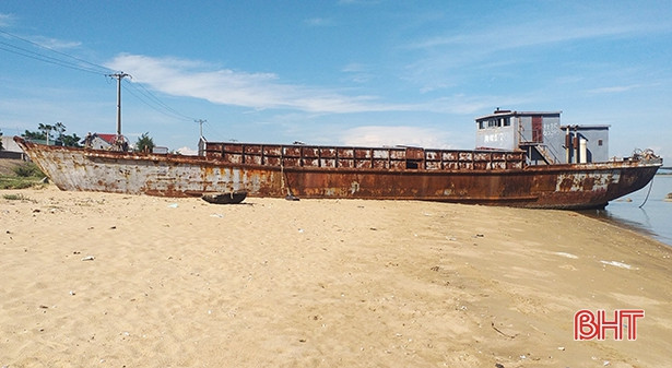 Tàu sắt vô chủ trôi dạt vào vùng biển Hà Tĩnh sẽ được bán đấu giá