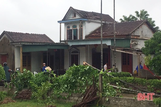 Mưa lớn kèm lốc xoáy khiến 21 hộ dân ở Thạch Hà bị tốc mái, gần 20 ha rau màu bị ngập