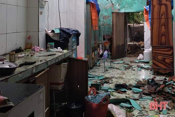 Ảnh hưởng bão số 5, nhiều nhà dân ở Nghi Xuân bị tốc mái, kè biển Lộc Hà sạt lở