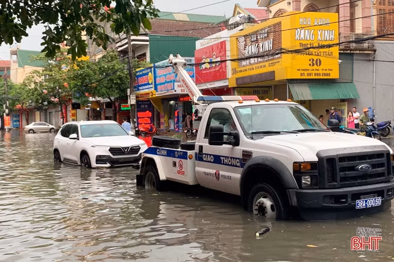 Mưa lớn trong nhiều giờ, đường phố Hà Tĩnh ngập sâu, nhà dân “chạm” lụt