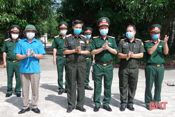 Phó Tư lệnh Quân khu 4 trao quà hỗ trợ cán bộ, sỹ quan Lào đang cách ly tại Hà Tĩnh