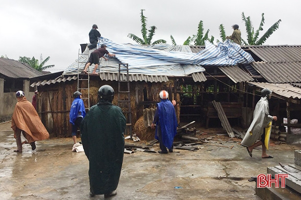 Mưa lớn kèm lốc xoáy khiến 21 hộ dân ở Thạch Hà bị tốc mái, gần 20 ha rau màu bị ngập