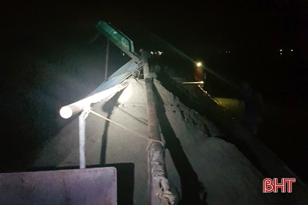 Bắt quả tang 2 đối tượng khai thác cát trái phép trên sông Lam