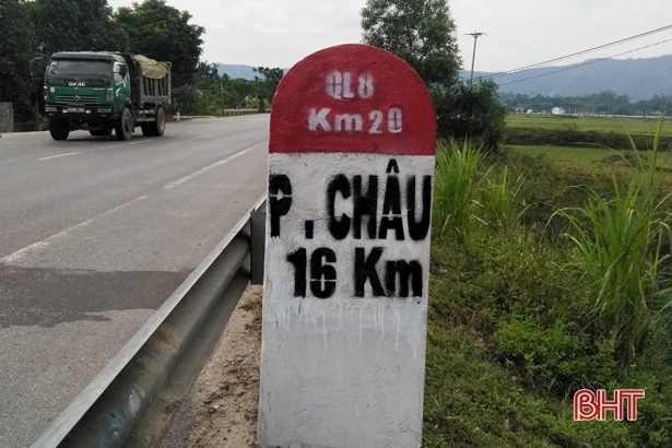 Sau phản ánh của Báo Hà Tĩnh, cự ly cột mốc trên QL 8A qua Hương Sơn được sơn sửa đồng bộ!