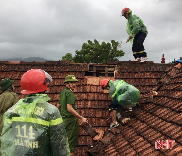 Ảnh hưởng bão số 5, nhiều nhà dân ở Nghi Xuân bị tốc mái, kè biển Lộc Hà sạt lở