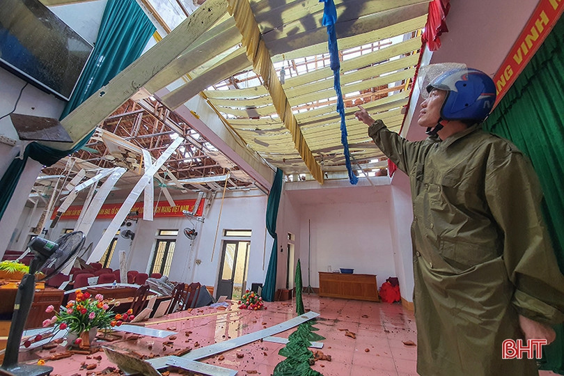 Lốc “quét” 2 phút, gãy cột viễn thông, 93 nhà dân tốc mái ở xã biển Hà Tĩnh