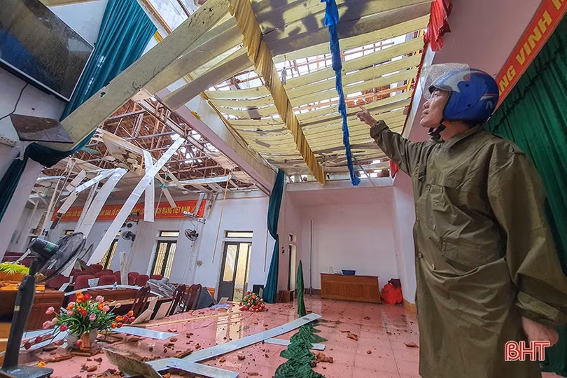 Lốc “quét” 2 phút, gãy cột viễn thông, 93 nhà dân tốc mái ở xã biển Hà Tĩnh