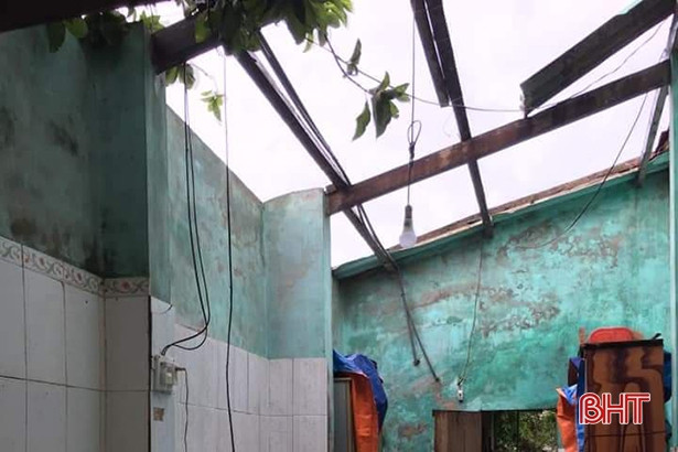 Ảnh hưởng bão số 5, nhiều nhà dân ở Nghi Xuân bị tốc mái, kè biển Lộc Hà sạt lở