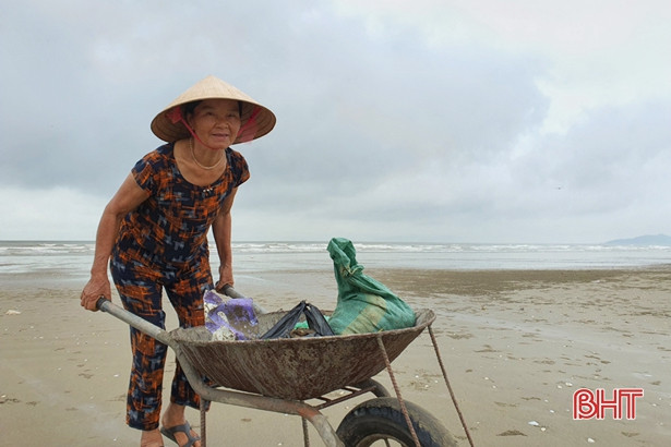 Người dân Lộc Hà “săn” nghêu biển sau mưa lớn