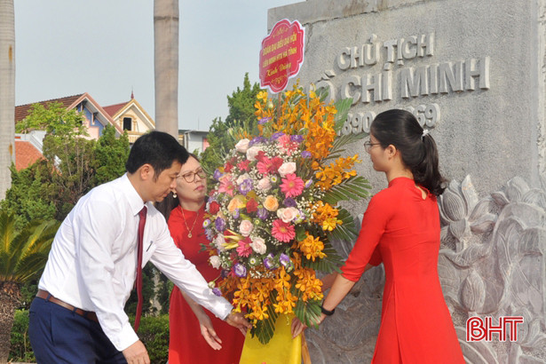 Đoàn đại biểu Đại hội Liên minh HTX Hà Tĩnh dâng hương báo công tại Khu lưu niệm Bác Hồ