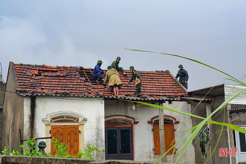 Lốc “quét” 2 phút, gãy cột viễn thông, 93 nhà dân tốc mái ở xã biển Hà Tĩnh