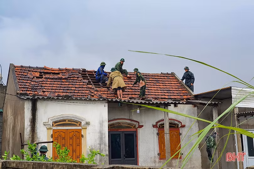 Lốc “quét” 2 phút, gãy cột viễn thông, 93 nhà dân tốc mái ở xã biển Hà Tĩnh