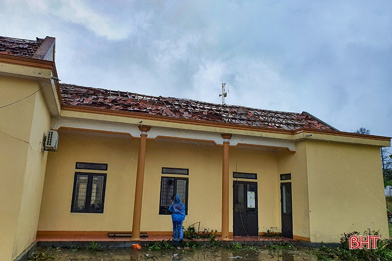 Lốc “quét” 2 phút, gãy cột viễn thông, 93 nhà dân tốc mái ở xã biển Hà Tĩnh