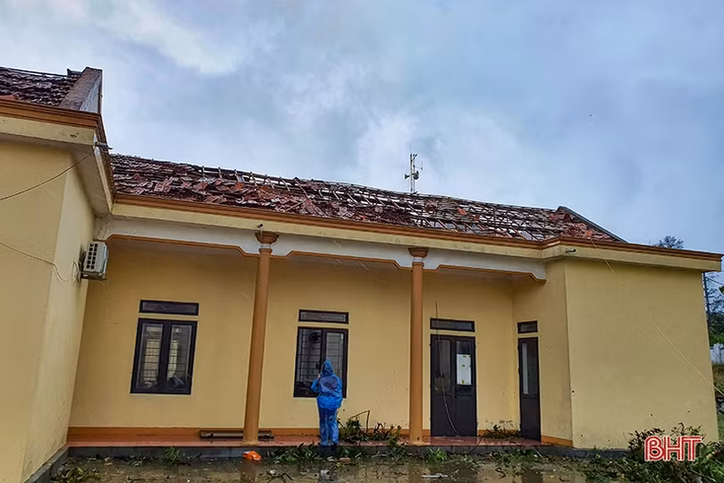 Lốc “quét” 2 phút, gãy cột viễn thông, 93 nhà dân tốc mái ở xã biển Hà Tĩnh