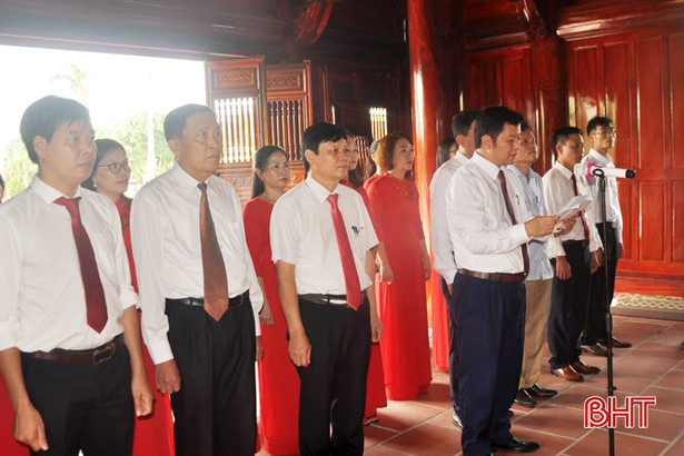 Đoàn đại biểu Đại hội Liên minh HTX Hà Tĩnh dâng hương báo công tại Khu lưu niệm Bác Hồ