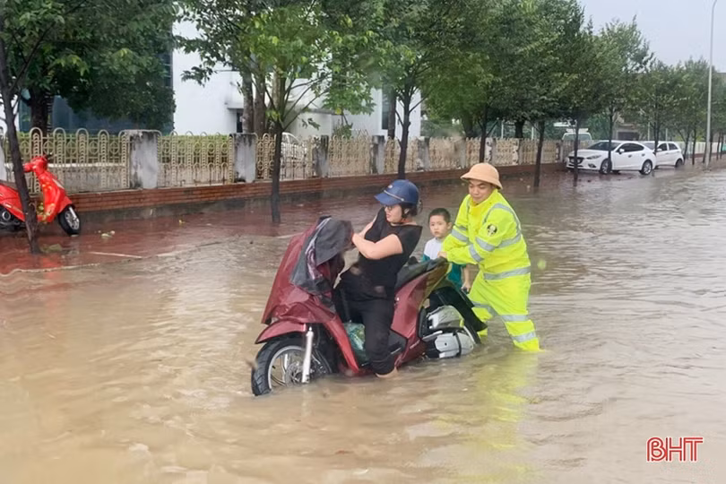 Mưa lớn trong nhiều giờ, đường phố Hà Tĩnh ngập sâu, nhà dân “chạm” lụt