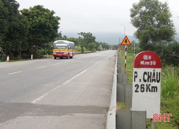 Sau phản ánh của Báo Hà Tĩnh, cự ly cột mốc trên QL 8A qua Hương Sơn được sơn sửa đồng bộ!