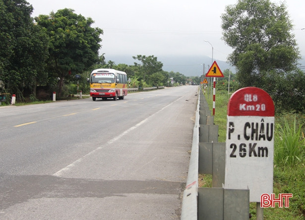 Sau phản ánh của Báo Hà Tĩnh, cự ly cột mốc trên QL 8A qua Hương Sơn được sơn sửa đồng bộ!