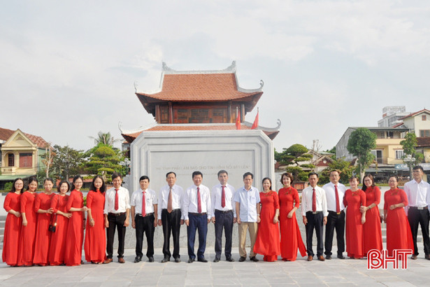 Đoàn đại biểu Đại hội Liên minh HTX Hà Tĩnh dâng hương báo công tại Khu lưu niệm Bác Hồ