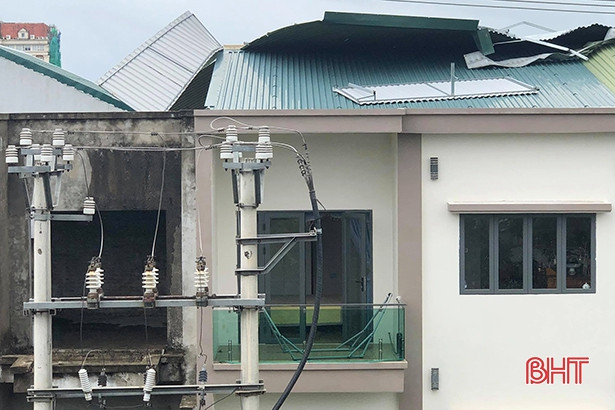 Mái tôn bị hất vào trạm biến áp gây phóng điện nhà dân ở TP Hà Tĩnh