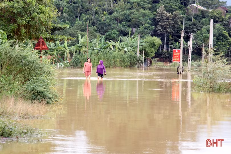 Nước lũ tiếp tục chia cắt nhiều địa phương ở huyện miền núi Hà Tĩnh