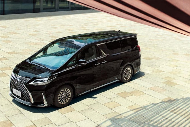 Lexus LM đắt ngang Bentley Flying Spur