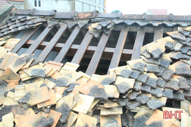 Ảnh hưởng bão số 5, nhiều nhà dân ở Nghi Xuân bị tốc mái, kè biển Lộc Hà sạt lở