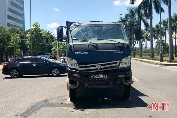 Va chạm mạnh với ô tô tải tại ngã tư ở TP Hà Tĩnh, xe con hiệu Kia bị biến dạng