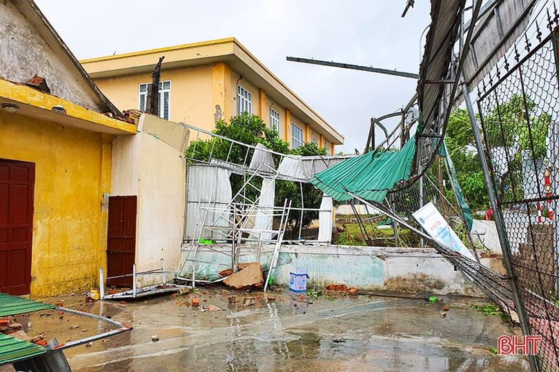 Lốc “quét” 2 phút, gãy cột viễn thông, 93 nhà dân tốc mái ở xã biển Hà Tĩnh