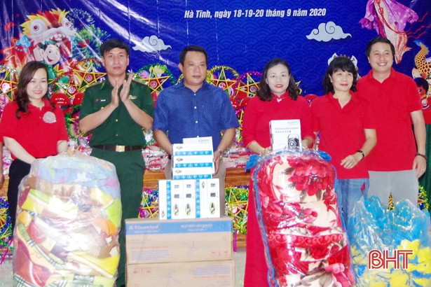 Trung thu sớm đến với trẻ em nghèo xã biển Kỳ Anh