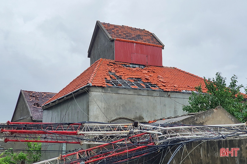 Lốc “quét” 2 phút, gãy cột viễn thông, 93 nhà dân tốc mái ở xã biển Hà Tĩnh