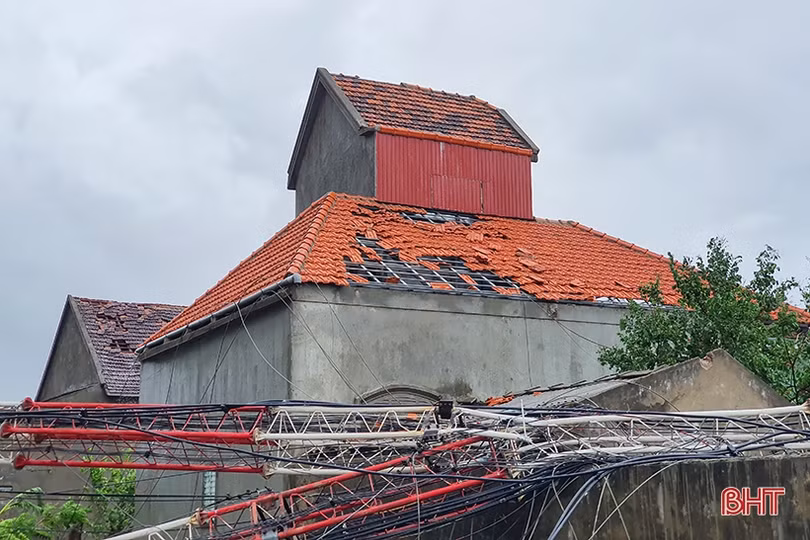 Lốc “quét” 2 phút, gãy cột viễn thông, 93 nhà dân tốc mái ở xã biển Hà Tĩnh