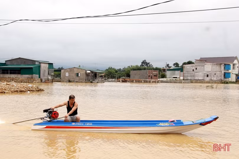Nước lũ tiếp tục chia cắt nhiều địa phương ở huyện miền núi Hà Tĩnh