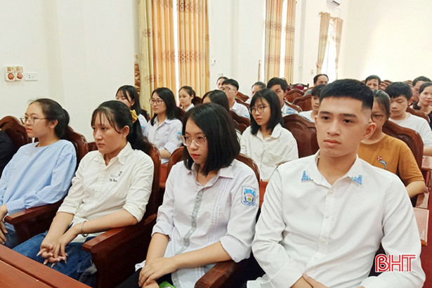 Hương Sơn tuyên dương 26 học sinh đạt điểm cao trong Kỳ thi THPT quốc gia