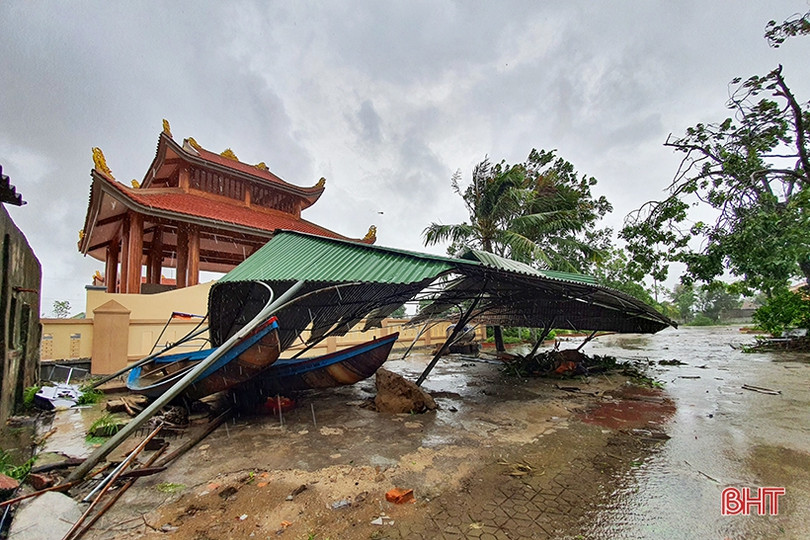 Lốc “quét” 2 phút, gãy cột viễn thông, 93 nhà dân tốc mái ở xã biển Hà Tĩnh
