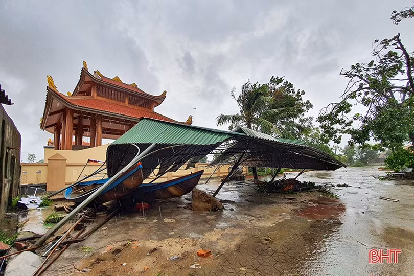 Lốc “quét” 2 phút, gãy cột viễn thông, 93 nhà dân tốc mái ở xã biển Hà Tĩnh