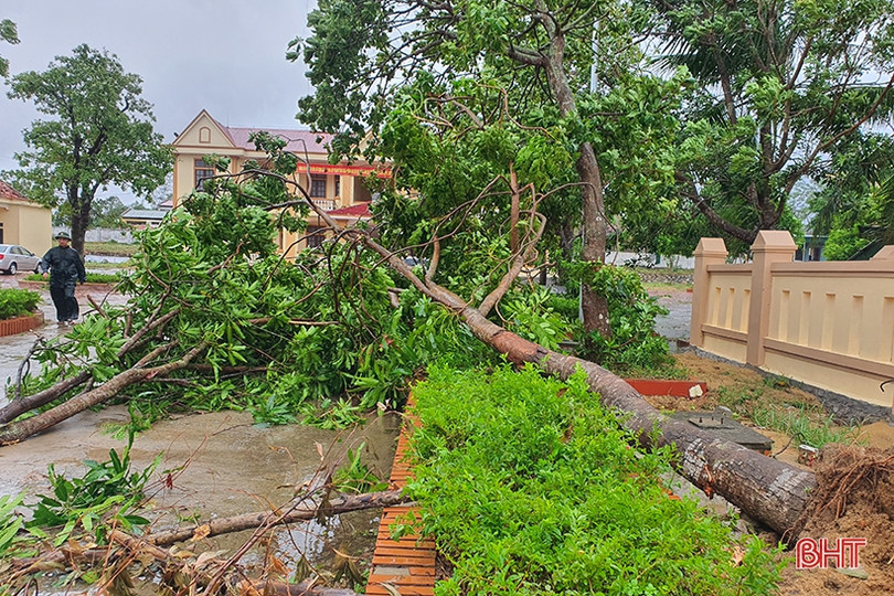 Lốc “quét” 2 phút, gãy cột viễn thông, 93 nhà dân tốc mái ở xã biển Hà Tĩnh