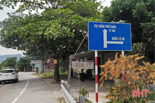 Sau phản ánh của Báo Hà Tĩnh, cự ly cột mốc trên QL 8A qua Hương Sơn được sơn sửa đồng bộ!