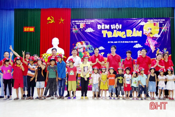 Trung thu sớm đến với trẻ em nghèo xã biển Kỳ Anh