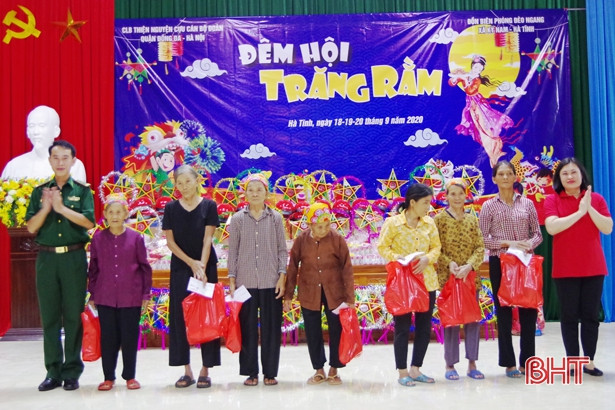 Trung thu sớm đến với trẻ em nghèo xã biển Kỳ Anh