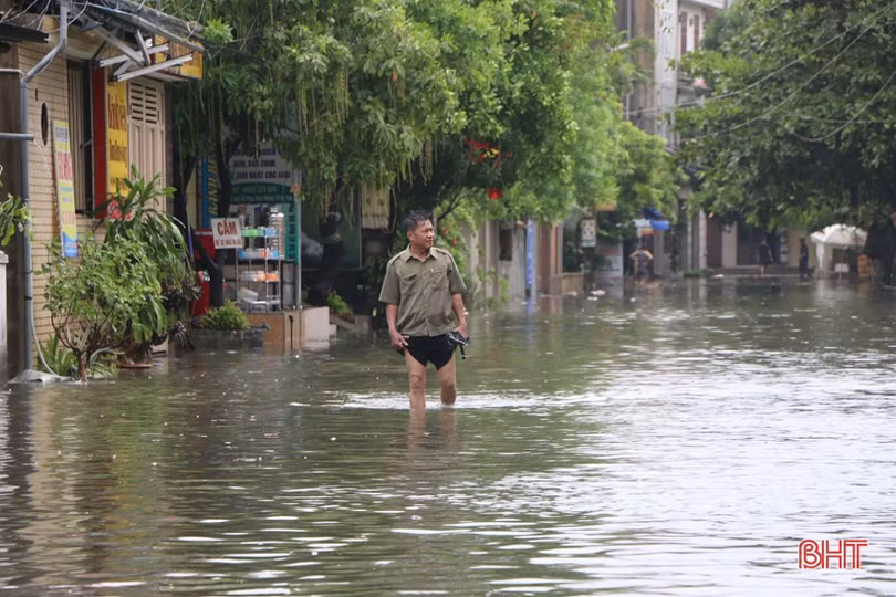 Mưa lớn trong nhiều giờ, đường phố Hà Tĩnh ngập sâu, nhà dân “chạm” lụt