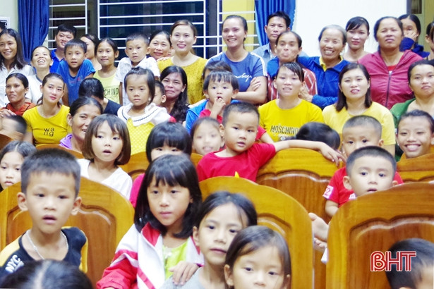 Trung thu sớm đến với trẻ em nghèo xã biển Kỳ Anh
