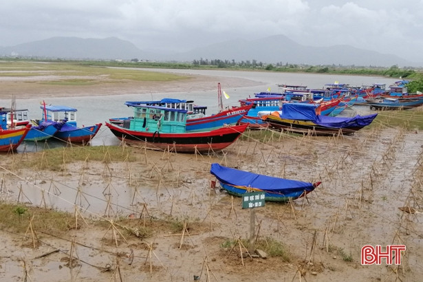 Ảnh hưởng bão số 5, nhiều nhà dân ở Nghi Xuân bị tốc mái, kè biển Lộc Hà sạt lở