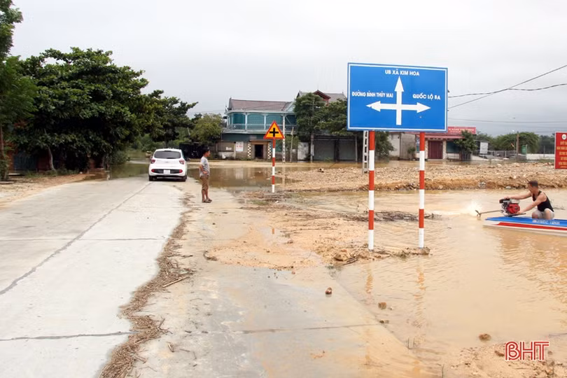 Nước lũ tiếp tục chia cắt nhiều địa phương ở huyện miền núi Hà Tĩnh