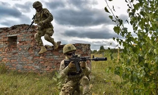 Vũ khí của lính dù Nga ngày càng được phương Tây hóa