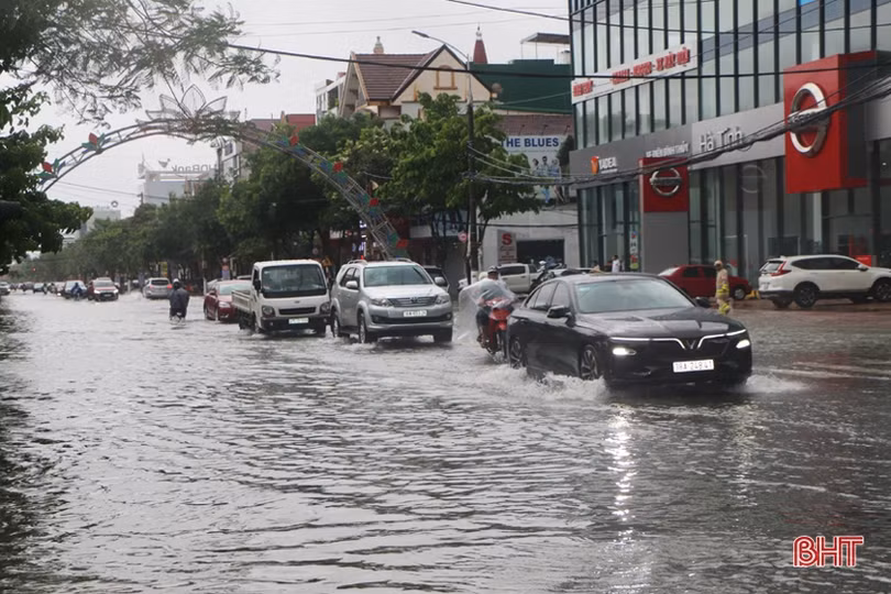 Mưa lớn trong nhiều giờ, đường phố Hà Tĩnh ngập sâu, nhà dân “chạm” lụt