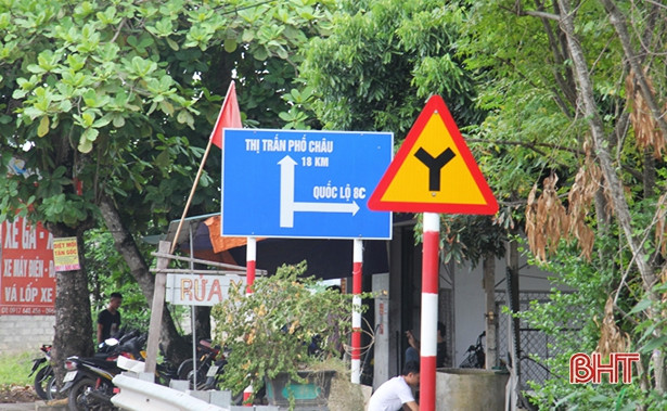 Sau phản ánh của Báo Hà Tĩnh, cự ly cột mốc trên QL 8A qua Hương Sơn được sơn sửa đồng bộ!