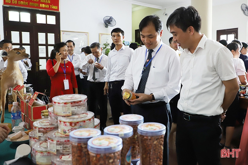 Ấn tượng gian hàng sản phẩm OCOP bên lề Đại hội Liên minh Hợp tác xã Hà Tĩnh