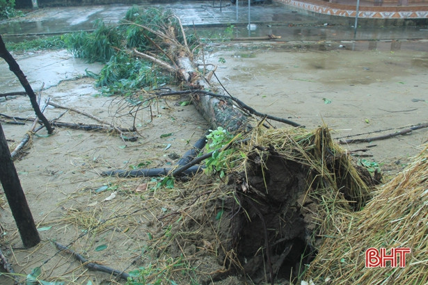 Ảnh hưởng bão số 5, nhiều nhà dân ở Nghi Xuân bị tốc mái, kè biển Lộc Hà sạt lở